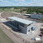 Pågående arbete vid Siemens verkstad i Hallsberg. Enligt Train Alliance har en tidigare redovisad markförsäljning i området inte genomförts och intäkter på omkring 40 miljoner kronor ska därför skrivas ned. Foto: Train Alliance