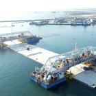 Installationen sker med hjälp av fartyget IVY, som består av två sammankopplade enheter – IVY 1 och IVY 2. Dessa används för att hantera både standardelement och specialelement med olika dimensioner och vikt. Foto: Femern Link Contractors