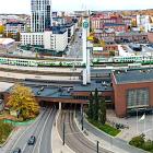 Tammerfors centralstation: Under arbetet påverkas trafiken i Tammerfors centrum i hög grad. Både Erkkiläbron och delar av gatan, Itsenäisyydenkatu, kommer att stängas av för trafik, särskilt under sommarsäsongen. Myndigheterna uppmanar invånare och pendlare att planera sina resor i god tid. Bild: Väylävirasto, Finlands Trafikverk