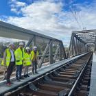 Adif planerar omfattande reparations- och underhållsarbeten på en metallbro mellan stationerna Espeluy och Mengíbar på den konventionella linjen Madrid–Jaén. Arbetet inleddes den 1 september och de pågår till cirka maj året därpå. Brosträckan är cirka 250 meter lång och korsar Guadalquivir-floden mellan kilometrar 338/620 och 338/800. Arbetena involverar strukturell förbättring och byte av sliprar. När broarbetet är klart kommer nuvarande hastighetsbegränsning att tas bort, vilket väntas förbättra tågens punktlighet. Foto: Adif