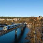 Tågen lastas på järnväg i Tyskland, och resan kräver noggrann planering för att säkerställa att alla delar av kedjan fungerar sömlöst – från fabriken till slutdestinationen i Stockholm. Foto: Alstom