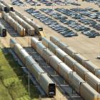 Nya bilar lastas på biltransportvagnar vid bilfabrikens parkeringsplats. Foto: INPS Group