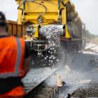 I Storbritannien fylls ballast på spåret med hjälp av en specialanpassad järnvägsvagn. Foto: Railcare
