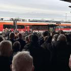 Invigningen ägde rum på stationerna i Holstebro och Lemvig och kulminerade med en jungfrutur mellan de två orterna. Ombord fanns H.M. kungen, som deltog i premiärresan med Midtjyske Jernbaners nya batteritåg av typen Siemens Mireo Plus B. Därmed blev Danmarks första batteritåg formellt invigt. Foto: Banedanmark