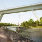 Illustration av delar av bro över Göta kanal mot norr, med E4:ans befintliga bro i bakgrunden. Illustration: Trafikverket