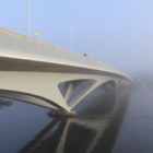 Med ett 19,4 meter brett däck finns plats för kollektivtrafik, gångtrafikanter och cyklister De djupa grundförhållandena, med berg på upp till 80 meters djup, löstes med stålkärnepeler förankrade i berget. Foto: Niklas Hart