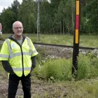 Projektledaren för arbetet med att bygga säkrare järnvägssträcka mellan Falun och Borlänge, Bengt Andersson står på platsen som om några veckor kommer att ha en ny rörbro installerad.
I bakgrunden glittrar mellan tallgrenarna sjön Runn. Fritidsstugorna ligger som ett pärlband efter varandra längs med strandkanten. Foto: Stefan Bratt
