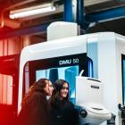 Framtida CNC-operatörer som kör en CNC-maskin. Foto: Maja Brand