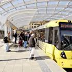 Spårvagn av typen klass 323 i Bee Networks gula färgsättning vid Piccadilly-stationen i Manchester. Foto: GMT