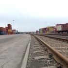 Containrar som lastas på tåg vid inlandsterminalen i Helsingborg når Nordens största containerhamn inom cirka 5 timmar. Foto: APM Terminals