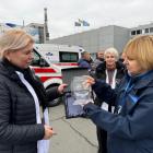 IAEA överlämnar ambulanser vid Tjernobyl. Till vänster sjukhusdirektören Tetiana Latysjenko, till höger IAEA:s medicinska chef Liliana Salaru. Foto: IAEA