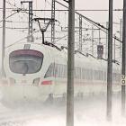 Tyskt ICE-tåg i snöstorm. Snö och is skapar stora utmaningar för tågtrafiken i norra Tyskland. Foto: DB AG / Claus Weber