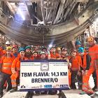 Vi firar en milstolpe – tunnelborrmaskinen Flavia och dess team har nått den österrikiska gränsen.
Bild: © BBT