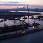Tre nya brosektioner ska så småningom ersätta den över hundra år gamla Portal Bridge, en viktig förbindelse mellan Newark i New Jersey och New York. Foto: Mammoet