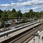 Ny plattform på västra sidan om spåren. Persontågen stannar nu på spår 1 (på östra sidan om järnvägen) och spår 30 (på västra sidan om järnvägen), medan godstågen fortsatt går på spår 2 (mittenspåret) och spår 1 (det östra spåret). Foto: Trafikverket