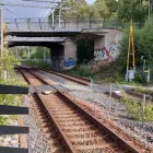 Trafikverket planerar åtgärder vid Nynäsgårds station för att förbättra säkerheten längs Nynäsbanan. Bakgrunden är återkommande problem med personer som tar sig över spåren trots nedfällda bommar. Foto: Trafikverket