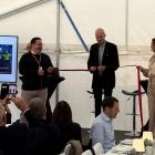 Jörgen Einarsson Regional Direktör, Trafikverket klipper band under invigningen av Olskroken planskildhet tillsammans med Mattias Emanuelsson entreprenadchef på Peab och Jenny Skogberg som är projektledare Olskroken Planskildhet, Trafikverket. Foto: Peab