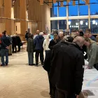 Många passade på att komma förbi, lyssna på presentationer och ställa frågor om Norrbotniabanan. Foto: Trafikverket