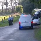 Poliser skyndar till ett tåg som har spårat ur mellan Tinglev och Kliplev på Jylland i Danmark på grund av en kollision. Foto: DR