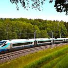 Polska järnvägsbolaget PKP Intercity meddelar stora förändringar i hösttidtabellen och lanserar nya förbindelser samt rekordkorta restider mellan större städer i Polen. Från och med den 1 september kan resenärerna räkna med snabbare och mer bekväma resor, tack vare mångåriga investeringar i modernisering av järnvägsinfrastrukturen och inköp av moderna tåg. Dessutom startar 7 dagliga tåg mellan Berlin och Warszawa från december 2025. Foto: PKP