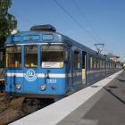 Ett tåg på Saltsjöbanans linje 25 från Stockholm-Henriksdal har anlänt till Saltsjöbaden station. Foto: Metrophil/Wikimedia Commons/https://commons.wikimedia.org/wiki/File:Saltsj%C3%B6banan_at_Saltsj%C3%B6baden_station.jpg