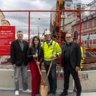 Från vänster till höger: Stefan Bergström, ordförande i exploaterings- och näringslivsutskottet, Sundbybergs stad, Ayla Eftekhari, kommunstyrelsens ordförande, Sundbybergs stad, Erik Lundman, projektchef, Trafikverket, Andreas Klingström, samhällsbyggnadsdirektör, Sundbybergs stad. Foto: Trafikverket