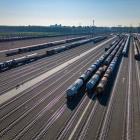 Kijfhoek täcker 50 hektar och rymmer 14 ankomstspår, 41 klassificeringsspår och 12 uppställningsspår. där hanteras dagligen en stor del av det europeiska godset som passerar via Rotterdam, en av världens största hamnar. Moderniseringen innebär att bangården nu styrs av Siemens Trackguard Cargo MSR32-system, som omfattar fullständig automationslösning för rangerbangårdar. Bild: Siemens Mobility