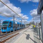 Tvärbanan av modell A35, vagnsnummer 462 vid Bromma flygplats. Foto: SL/ Wikimedia Commons / https://commons.wikimedia.org/wiki/File:SL,_Tv%C3%A4rbanan,_Bromma_airport_-_20250426_-_15.jpg