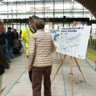 Besökare i det nya stationshuset. Foto: Daniel Falk, Trafikverket