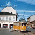 Spårvagn på Salutorget i Åbo 1959. Spårvagn nummer 49 av typen Valmet RM 2 trafikerade linje 1 när den år 1959 fotograferades vid Salutorget i Åbo. På bilden svänger vagnen i sydostlig riktning från Köpmansgatan in på Eriksgatan. Spårvägen lades ner 1972 och bussarna fick ta över transporterna. Foto: Okänd – stadinratikat.fi vid Wikipedia Common Lic.