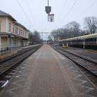 Perrong och spår, Vänersborgs järnvägsstation 2017. Foto: Johan Jönsson (Julle)/Wikimedia Commons/https://commons.wikimedia.org/wiki/File:Sp%C3%A5r_och_perronger,_stationen_i_V%C3%A4nersborg.jpg
