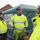 Infrastruktur- och bostadsminister Andreas Carlsson (till höger) i samspråk med Bertrand Gryspeert (till vänster) som är vd för Vossloh i Sverige och Fredrik Johansson (mitten) som är projektledare för Prefab och installation på Vossloh.
FOTO: Kasper Dudzik