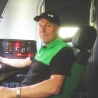 Finländska lokföraren Kari Kemppainen, 48, är lokförare från Kajana. Han kör både passagerar- och godståg för VR-Yhtymä med utgångspunkt från Kajana och Kontiomäki. Innan han började arbeta inom järnvägen var Kemppainen anställd på UPM:s pappersbruk, men valde senare att söka till utbildningen för lokförare. Foto: Väylä. Transportministeriet i Finland.