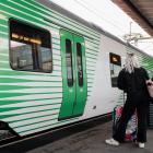 Passagerare stiger på VR:s gröna tåg. Foto: Pressbild VR