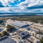 VR FleetCares serviceverkstad i finländska staden Pieksämäki med depån i bakgrunden.
Foto: Wikipedia Common Lic. Kredit: Taru Heinonen – eget verk