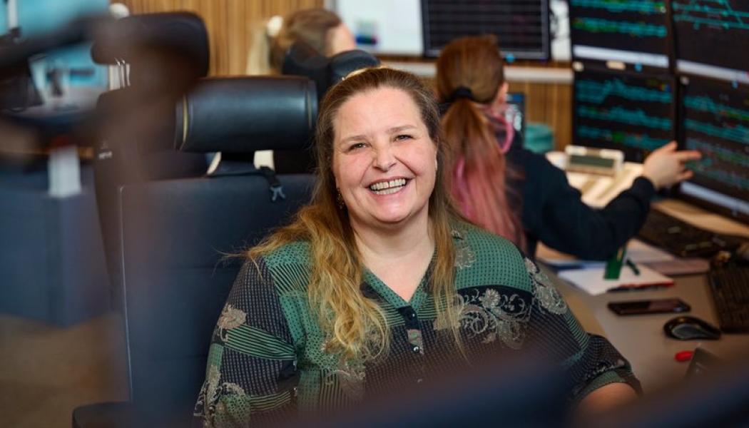 Anette har varit en del av Banedanmark sedan 2005 och arbetar idag som trafikledare och disponeringsledare i Fredericia. Tidigare var hon stationerad i Padborg, där hon hanterade trafiken på sträckan mellan Fredericia och Padborg. Foto: Banedanmark
