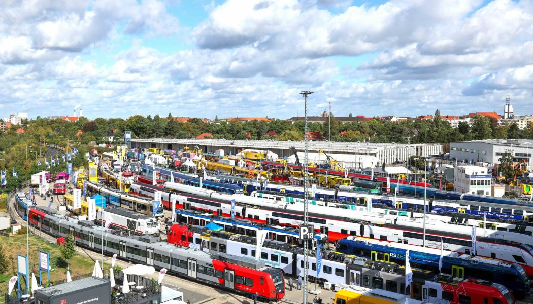 I slutet av september 2024 samlades tusental besökare från hela världen vid drygt 110 spårbundna fordon på Berlinmässans utomhusareal i samband med årets internationella järnvågs- och transportmässa InnoTrans. 
Foto: Messe Berlin.
