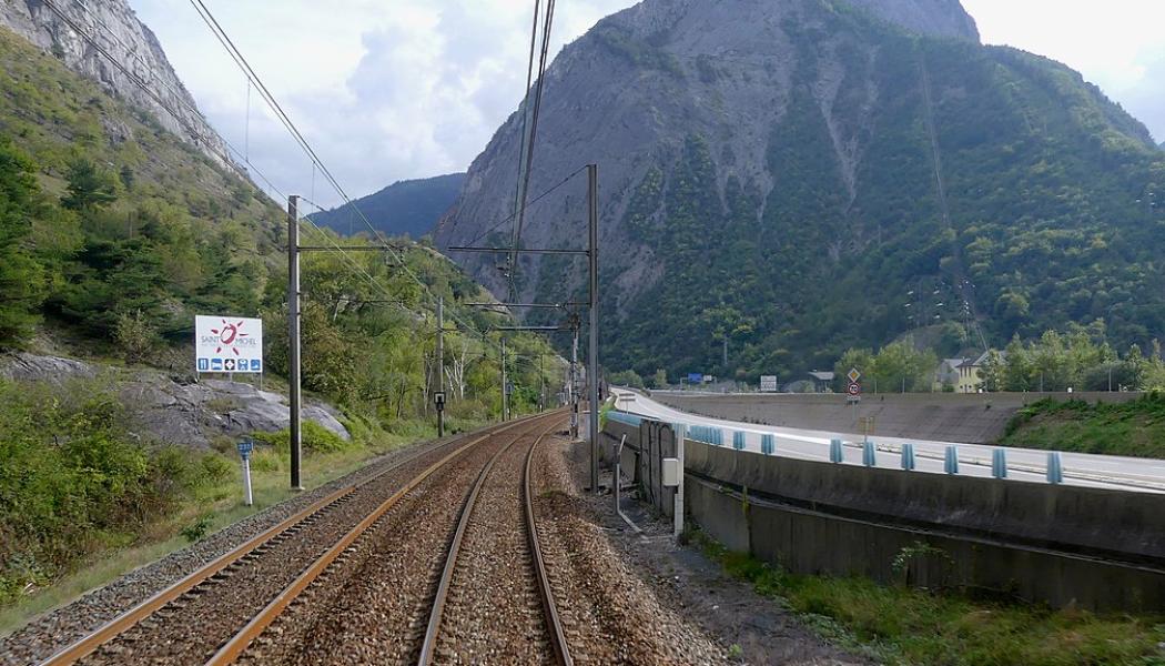 Utsikt från bakänden på ett tåg, av den jordskredsdrabbade Maurienne-linjen som klättrar uppför Mauriennedalen och anländer till Saint-Michel-de-Maurienne, i Savoie, Frankrike. Foto: Wikipedia Common, kredit: Florian Pépellin