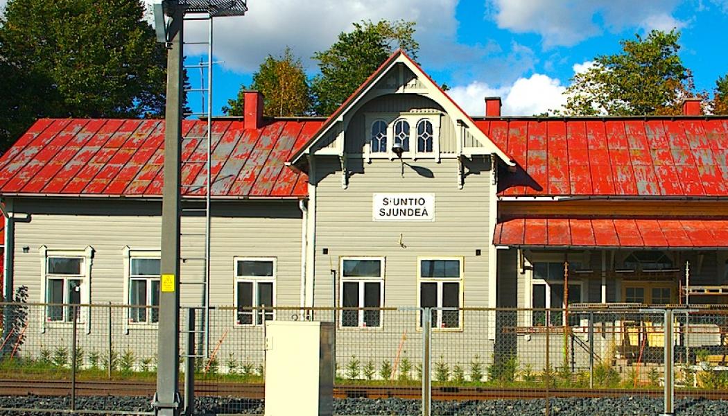 Sjundeå järnvägsstation är en järnvägsstation på Kustbanan Åbo-Helsingfors i den nyländska staden Sjundeå. Huvudstadsregionens närtrafiks Y-tåg stannar vid stationen. Stationsbyggnaden byggdes 1898-99 efter ritningar av den finländske arkitekten Bruno F. Granholm. Numera fungerar byggnaden som kafé och som bostad. Avståndet från Kyrkslätts järnvägsstation är 21,7 kilometer och från Ingå järnvägsstation 19,3 kilometer. Foto: Creative Commons; kredit: Vitaly Repin