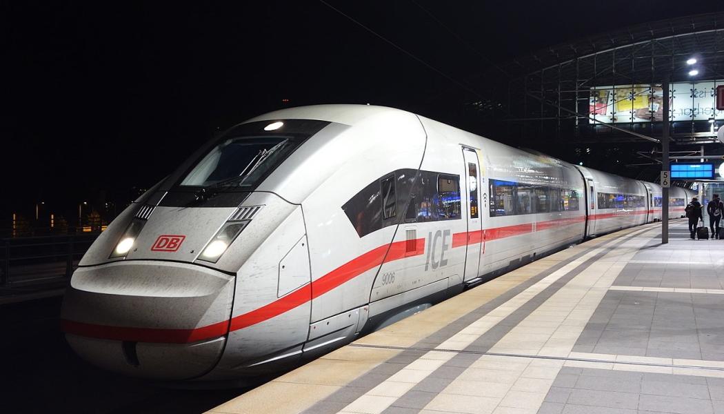 Nu står även snabbtågen still. Bilden visar ett ICE 4-tåg från Deutsche Bahn (klass 412) på Berlins centralstation. Foto: Wikipedia Common, kredit: Andre_de