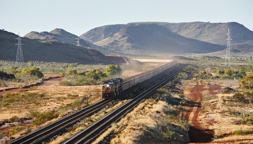 Australiska gruvföretaget RIO Tintos autono-ma tåg består av tre lokomotiv, och kan trans-portera 28000 ton järnmalm från gruvorna till hamnen i Cape Lambert. Foto: Rio Tinto