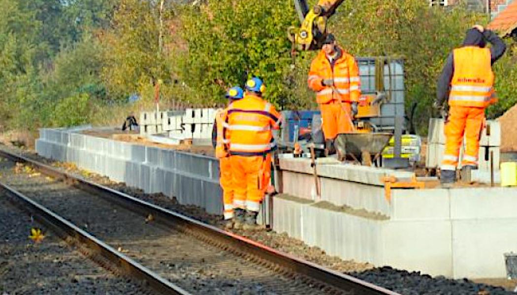 Bygget av en hållplats för lokaltåg i Schleswig-Holstein. Tyska passagerarorganisationen PRO BAHN uppmanar därför Schleswig-Holstein och NAH.SH att snabbt planera återaktiveringen av ytterligare järnvägsspår. Foto: NAH.SH
