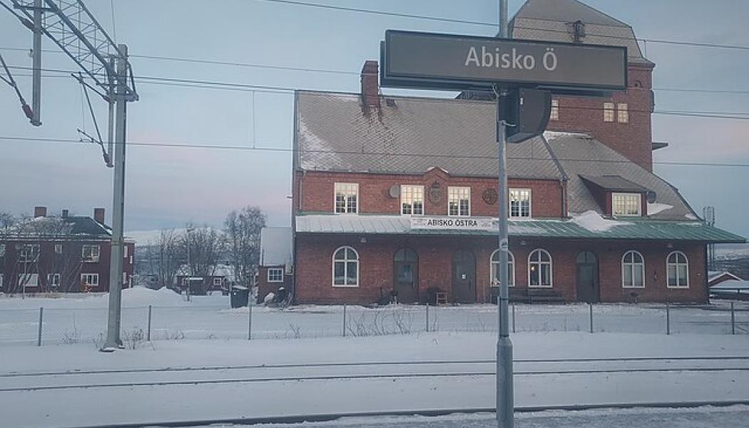 Abisko östra tågstation vintertid. Foto: Wikimedia Commons