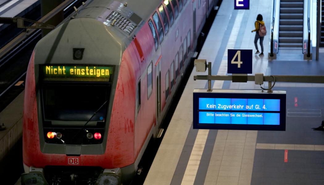 Michael Sohn/AP/TT: Ingen påstigning. Hundratals tåg påverkas av den tyska lokförarstrejken.