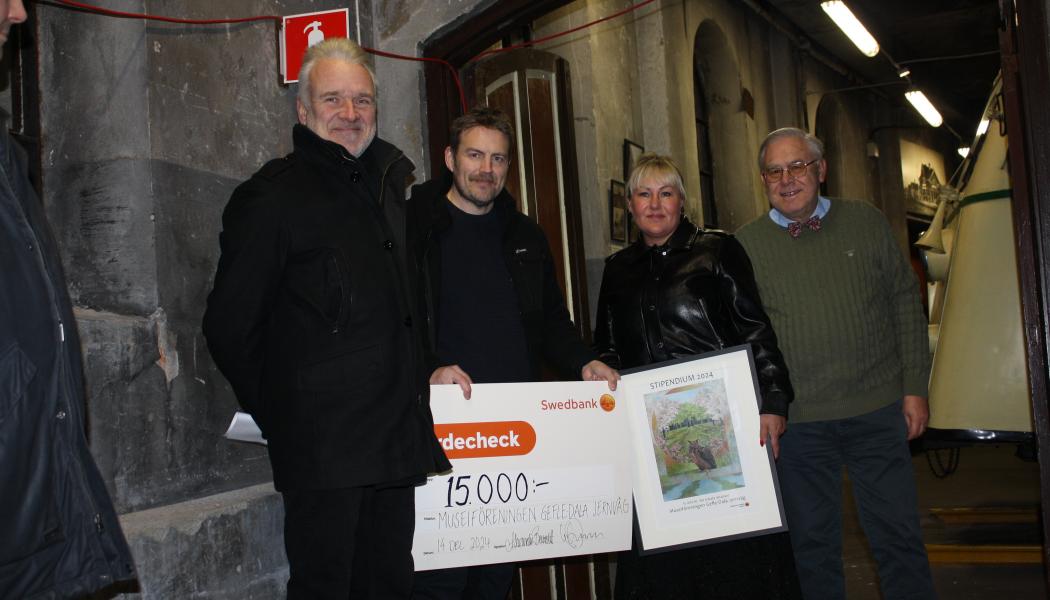 Niklas Jonsson, Sparbanksstiftelsen Dalarna till vänster och Alexandra Bennström, Swedbank delade ut stipendium till representanter för Museiföreningen Gefle-Dala Jernväg. Foto: Sparbanksstiftelsen Dalarna