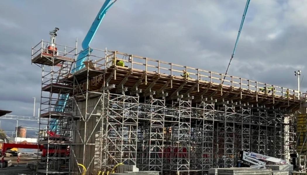 Här gjuts den norra delen av den nya gångbron Trädgårdslänken. Hybridpumpen, med eldrift, har lång räckvidd och bullrar betydligt mindre än en traditionell betongpump. Foto: Trafikverket