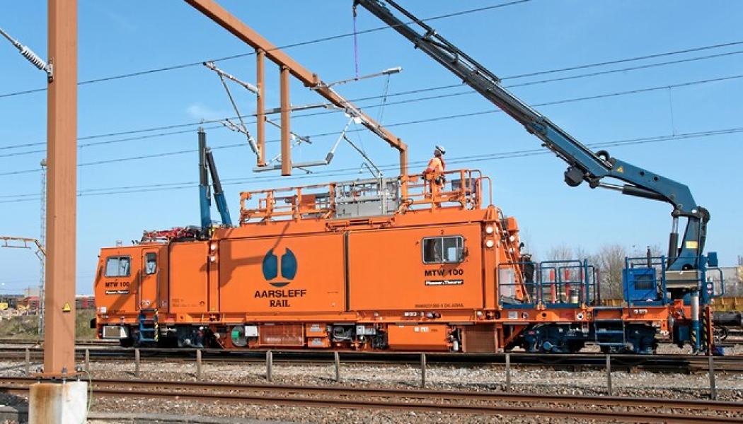 Aarsleff Rail har nyligen avslutat byggnationer av gångbroar och hissystem vid stationerna i Dale och Evanger på Bergensbanen i Norge, berättar en representant för Aarsleff Rail på mässan. Detta projekt är en del av den modernisering som genomförs för att förbättra kapaciteten och rusta stationerna för framtida trafik. Foto: Aarsleff Rail