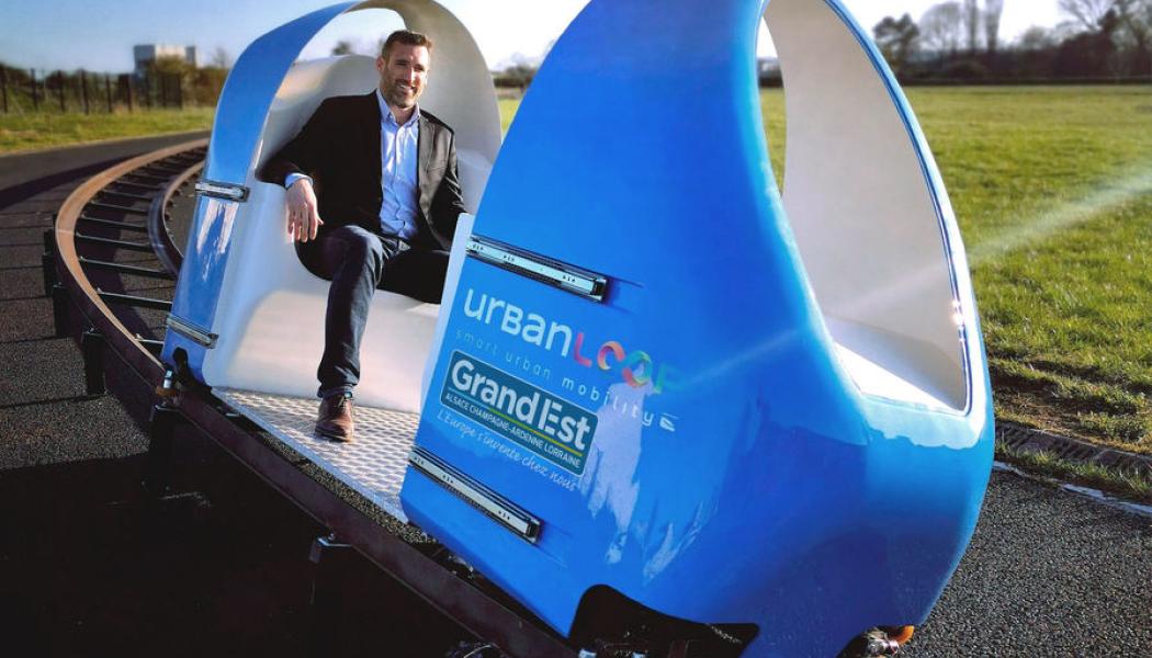 Urbanloop kör på ett parallellt körfält längs en större trafikled utan att störa trafiken. Denna förgrenande arkitektur skiljer sig från konventionella transporter (tunnelbana, spårvagn, buss) där alla måste stanna vid varje station. Detta möjliggör direkta resor och att fordon alltid är redo att köra för användare på stationer. Foto: Urbanloop-projektet