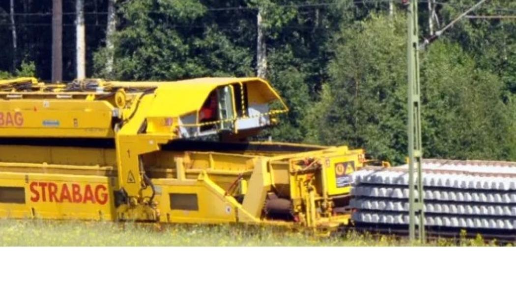 En spårbytesmaskin arbetar längs järnvägen. Maskinen används för att byta räler och slipers vid större underhållsarbeten. Foto: Trafikverket