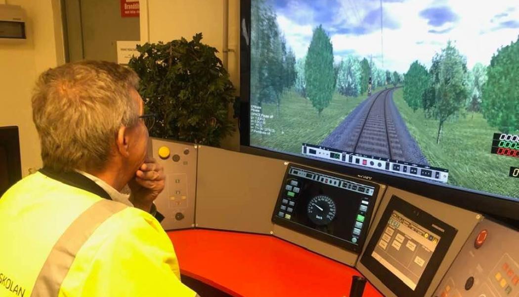 Utbildning i lokförarsimulator. ”Trafikverket bör få i uppdrag att fortsatt driva Järnvägscollege, och eventuellt sprida modellen till fler branscher”, skriver Trafikverket.
FOTO: Johan Lindahl/MYH
